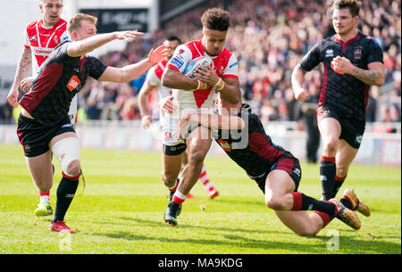 St. Helens Regan Gnade ist durch die wigan Warriors Josh Woods am 30. März 2018, total Gottlosen Stadion, Merseyside, England; Betfred Super League Rugby, Runde 8, St Helens v Wigan Warriors in Angriff genommen; Stockfoto