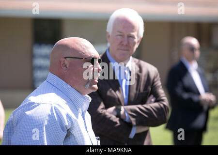 Pastor Frank Pomeroy von First Baptist Church von Sutherland Springs, TX, stellt US-Senator John Cornyn, deren Fix Netzwerkkarten Handeln in Gesetz 23. März unterzeichnet wurde. Ein Amokläufer getötet 26 Gemeindemitglieder während der Wartung am FBC im November 2017. Stockfoto