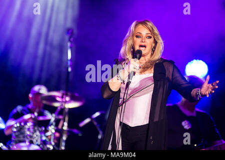 Wetzlar, Deutschland. 30 Mär, 2018. Bonnie Tyler, walisische Sängerin, 40 Jahre Es ist ein Kummer Tour 2018 Konzert in der rittal-arena Wetzlar, mit ihrem 70er und 80er Hits wie "Es ist ein Kummer', 'Lost in Frankreich", "Totale Sonnenfinsternis oder das Herz" "Holding Out for a Hero". Credit: Christian Lademann Stockfoto