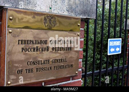 Seattle, USA. 30 Mär, 2018. Schild am Tor der Russischen konsularischen Residenz in Seattle. Anfang der Woche hatte die Trumpf Verwaltung bestellt die Schließung des russischen Generalkonsulat in Seattle bis April 2. Nach den Russischen Beamten, die Residenz des Generalkonsuls wird bis zum 24. April, wenn es auch in der Nähe besetzt bleiben. Credit: Toby Scott/Alamy Leben Nachrichten. Stockfoto