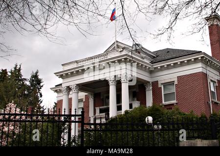 Seattle, USA. 30 Mär, 2018. Die Russische Fahne fliegt über die Russischen konsularischen Residenz in Seattle. Anfang der Woche hatte die Trumpf Verwaltung bestellt die Schließung des russischen Generalkonsulat in Seattle bis April 2. Nach den Russischen Beamten, die Residenz des Generalkonsuls wird bis zum 24. April, wenn es auch in der Nähe besetzt bleiben. Credit: Toby Scott/Alamy Leben Nachrichten. Stockfoto