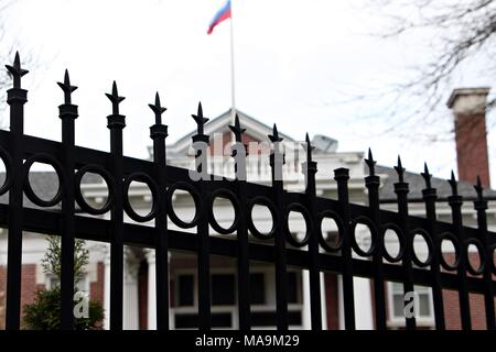 Seattle, USA. 30 Mär, 2018. Die Russische Fahne fliegt über die Russischen konsularischen Residenz in Seattle. Anfang der Woche hatte die Trumpf Verwaltung bestellt die Schließung des russischen Generalkonsulat in Seattle bis April 2. Nach den Russischen Beamten, die Residenz des Generalkonsuls wird bis zum 24. April, wenn es auch in der Nähe besetzt bleiben. Credit: Toby Scott/Alamy Leben Nachrichten. Stockfoto