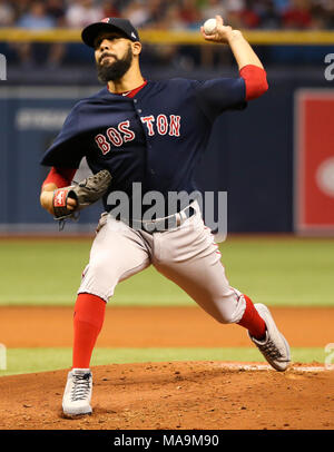 St. Petersburg, Florida, USA. 30 Mär, 2018. DIRK SHADD | Zeiten. Boston Red Sox Krug David Preis (24) liefert im ersten Inning gegen die Tampa Bay Rays am Tropicana Feld in St. Petersburg Freitag Abend (03/30/18) Credit: Dirk Shadd/Tampa Bay Zeiten/ZUMA Draht/Alamy leben Nachrichten Stockfoto