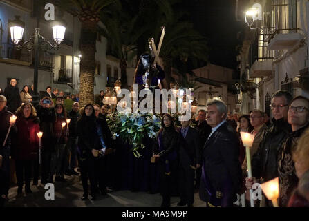 Benissa, Spanien, 30. Feb 2018. Die Menschen vor Ort sammeln und Statuen Neuerstellung Szenen der Kreuzigung Jesu für den Karfreitag Ostern Prozession durch die Straßen von Benissa, Alicante, Spanien. Prozessionen, ähnlich wie dies in den meisten Dörfern und Städten in ganz Spanien an jedem Tag der Semana Santa, die Osterwoche geschehen. Photo Credit: RICH BOWEN Stockfoto