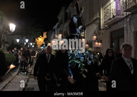 Benissa, Spanien, 30. Feb 2018. Die Menschen vor Ort sammeln und Statuen Neuerstellung Szenen der Kreuzigung Jesu für den Karfreitag Ostern Prozession durch die Straßen von Benissa, Alicante, Spanien. Prozessionen, ähnlich wie dies in den meisten Dörfern und Städten in ganz Spanien an jedem Tag der Semana Santa, die Osterwoche geschehen. Photo Credit: RICH BOWEN Stockfoto