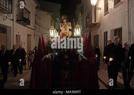 Benissa, Spanien, 30. Feb 2018. Die Menschen vor Ort sammeln und Statuen Neuerstellung Szenen der Kreuzigung Jesu für den Karfreitag Ostern Prozession durch die Straßen von Benissa, Alicante, Spanien. Prozessionen, ähnlich wie dies in den meisten Dörfern und Städten in ganz Spanien an jedem Tag der Semana Santa, die Osterwoche geschehen. Photo Credit: RICH BOWEN Stockfoto