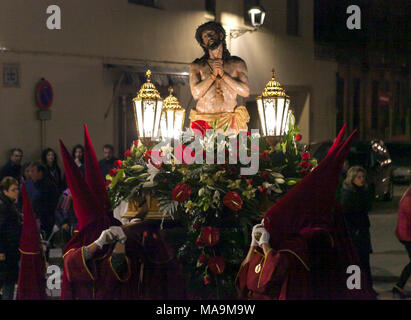 Benissa, Spanien, 30. Feb 2018. Die Menschen vor Ort sammeln und Statuen Neuerstellung Szenen der Kreuzigung Jesu für den Karfreitag Ostern Prozession durch die Straßen von Benissa, Alicante, Spanien. Prozessionen, ähnlich wie dies in den meisten Dörfern und Städten in ganz Spanien an jedem Tag der Semana Santa, die Osterwoche geschehen. Photo Credit: RICH BOWEN Stockfoto