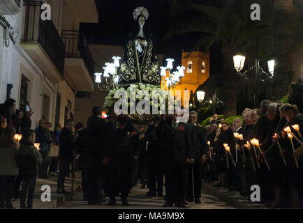 Benissa, Spanien, 30. Feb 2018. Die Menschen vor Ort sammeln und Statuen Neuerstellung Szenen der Kreuzigung Jesu für den Karfreitag Ostern Prozession durch die Straßen von Benissa, Alicante, Spanien. Prozessionen, ähnlich wie dies in den meisten Dörfern und Städten in ganz Spanien an jedem Tag der Semana Santa, die Osterwoche geschehen. Photo Credit: RICH BOWEN Stockfoto