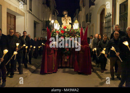 Benissa, Spanien, 30. Feb 2018. Die Menschen vor Ort sammeln und Statuen Neuerstellung Szenen der Kreuzigung Jesu für den Karfreitag Ostern Prozession durch die Straßen von Benissa, Alicante, Spanien. Prozessionen, ähnlich wie dies in den meisten Dörfern und Städten in ganz Spanien an jedem Tag der Semana Santa, die Osterwoche geschehen. Photo Credit: RICH BOWEN Stockfoto