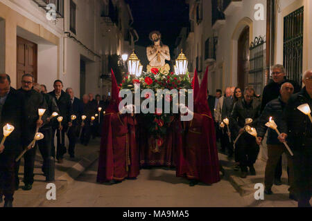 Benissa, Spanien, 30. Feb 2018. Die Menschen vor Ort sammeln und Statuen Neuerstellung Szenen der Kreuzigung Jesu für den Karfreitag Ostern Prozession durch die Straßen von Benissa, Alicante, Spanien. Prozessionen, ähnlich wie dies in den meisten Dörfern und Städten in ganz Spanien an jedem Tag der Semana Santa, die Osterwoche geschehen. Photo Credit: RICH BOWEN Stockfoto