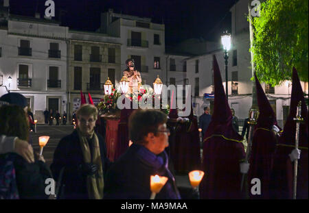 Benissa, Spanien, 30. Feb 2018. Die Menschen vor Ort sammeln und Statuen Neuerstellung Szenen der Kreuzigung Jesu für den Karfreitag Ostern Prozession durch die Straßen von Benissa, Alicante, Spanien. Prozessionen, ähnlich wie dies in den meisten Dörfern und Städten in ganz Spanien an jedem Tag der Semana Santa, die Osterwoche geschehen. Photo Credit: RICH BOWEN Stockfoto