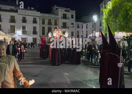 Benissa, Spanien, 30. Feb 2018. Die Menschen vor Ort sammeln und Statuen Neuerstellung Szenen der Kreuzigung Jesu für den Karfreitag Ostern Prozession durch die Straßen von Benissa, Alicante, Spanien. Prozessionen, ähnlich wie dies in den meisten Dörfern und Städten in ganz Spanien an jedem Tag der Semana Santa, die Osterwoche geschehen. Photo Credit: RICH BOWEN Stockfoto