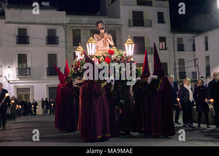 Benissa, Spanien, 30. Feb 2018. Die Menschen vor Ort sammeln und Statuen Neuerstellung Szenen der Kreuzigung Jesu für den Karfreitag Ostern Prozession durch die Straßen von Benissa, Alicante, Spanien. Prozessionen, ähnlich wie dies in den meisten Dörfern und Städten in ganz Spanien an jedem Tag der Semana Santa, die Osterwoche geschehen. Photo Credit: RICH BOWEN Stockfoto