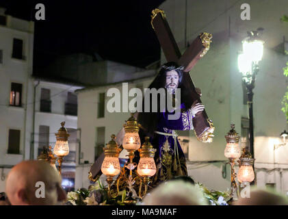 Benissa, Spanien, 30. Feb 2018. Die Menschen vor Ort sammeln und Statuen Neuerstellung Szenen der Kreuzigung Jesu für den Karfreitag Ostern Prozession durch die Straßen von Benissa, Alicante, Spanien. Prozessionen, ähnlich wie dies in den meisten Dörfern und Städten in ganz Spanien an jedem Tag der Semana Santa, die Osterwoche geschehen. Photo Credit: RICH BOWEN Stockfoto