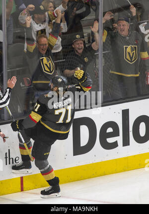 Las Vegas, Nevada, USA. 30 Mär, 2018. Vegas Golden Knights Centre William Karlsson (71) feiert ein Ziel Vergangenheit St. Louis Blues Torwart Jake Allen (34) Während der ersten Periode ein NHL Spiel bei der T-Mobile Arena am Freitag, den 30. März 2018, in Las Vegas. L.E. Baskow Credit: L.E. Baskow/ZUMA Draht/Alamy leben Nachrichten Stockfoto