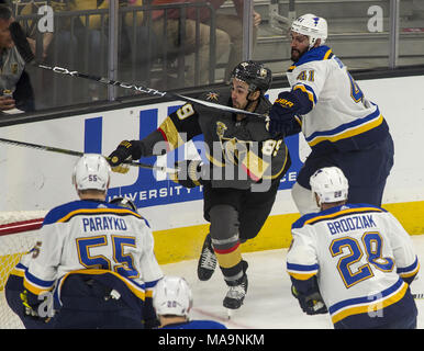 Las Vegas, Nevada, USA. 30 Mär, 2018. Vegas Golden Knights rechten Flügel Alex Tuch (89) Nimmt einen Stock von hinten von St. Louis Blues defenseman Robert Bortuzzo (41) Während der ersten Periode ein NHL Spiel bei der T-Mobile Arena am Freitag, den 30. März 2018, in Las Vegas. L.E. Baskow Credit: L.E. Baskow/ZUMA Draht/Alamy leben Nachrichten Stockfoto