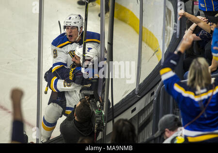 Las Vegas, Nevada, USA. 30 Mär, 2018. St. Louis Blues rechten Flügel Chris Thorburn (22) feiert ein binden Ziel mit Mannschaftskameraden St. Louis Blues rechten Flügel Scottie Upshall (9) über Vegas Golden Knights Torwart Malcolm Subban (30) während der dritten Periode ein NHL Spiel bei der T-Mobile Arena am Freitag, den 30. März 2018, in Las Vegas. L.E. Baskow Credit: L.E. Baskow/ZUMA Draht/Alamy leben Nachrichten Stockfoto