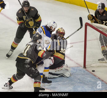 Las Vegas, Nevada, USA. 30 Mär, 2018. St. Louis Blues rechten Flügel Chris Thorburn (22) wird ein weiteres Ziel Vergangenheit Vegas Golden Knights Torwart Malcolm Subban (30) während der dritten Periode ein NHL Spiel bei der T-Mobile Arena am Freitag, den 30. März 2018, in Las Vegas. L.E. Baskow Credit: L.E. Baskow/ZUMA Draht/Alamy leben Nachrichten Stockfoto