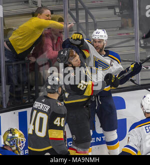 Las Vegas, Nevada, USA. 30 Mär, 2018. Vegas Golden Knights Zentrum Cody Eakin (21) beginnt in der dritten Periode ein NHL Spiel bei der T-Mobile Arena am Freitag mit St. Louis Blues defenseman Alex Pietrangelo (27) Kampf, 30. März 2018, in Las Vegas. L.E. Baskow Credit: L.E. Baskow/ZUMA Draht/Alamy leben Nachrichten Stockfoto