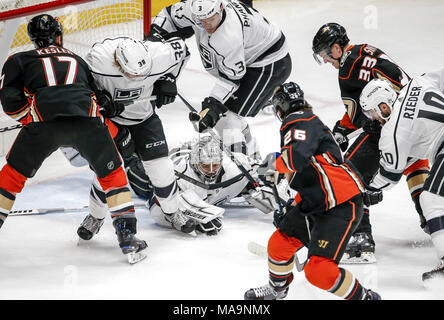 Los Angeles, Kalifornien, USA. 30 Mär, 2018. Los Angeles Kings' goalie Jonathan Quick (32) Macht gegen Anaheim Ducks während einer 2017-2018 NHL Hockey Spiel in Anaheim, Kalifornien, am 30. März 2018 speichern. Die Ducks gewann 2-1 in den überstunden. Credit: Ringo Chiu/ZUMA Draht/Alamy leben Nachrichten Stockfoto