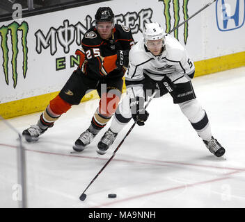 Los Angeles, Kalifornien, USA. 30 Mär, 2018. Los Angeles Kings' Verteidiger Christian Folin (5) Mias mit Anaheim Ducks, Ondrej Kase (25) Während eines 2017-2018 NHL Hockey Spiel in Anaheim, Kalifornien, am 30. März 2018. Die Ducks gewann 2-1 in den überstunden. Credit: Ringo Chiu/ZUMA Draht/Alamy leben Nachrichten Stockfoto