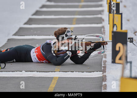 Lenzerheide, Schweiz, 31. März 2018. Flurina Volken beim Sprint der Frauen Konkurrenz an den Schweizer Meisterschaften Biathlon Stockfoto