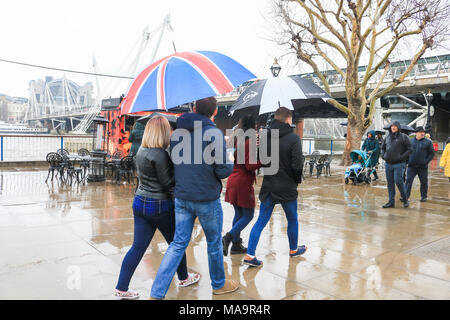 London, Großbritannien. 31. März 2018. Fußgänger Schutz vor dem Regen auf Londoner Southbank auf einem nassen Ostern Bank Holiday Wochenende Credit: Amer ghazzal/Alamy leben Nachrichten Stockfoto