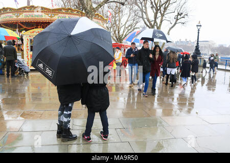 London, Großbritannien. 31. März 2018. Fußgänger Schutz vor dem Regen auf Londoner Southbank auf einem nassen Ostern Bank Holiday Wochenende Credit: Amer ghazzal/Alamy leben Nachrichten Stockfoto