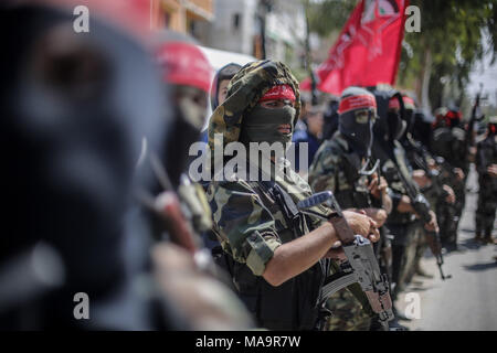 Khan Yunis, im südlichen Gazastreifen. 31 Mär, 2018. Palästinensische militante aus der Demokratischen Front für die Befreiung Palästinas (DFLP) Teilnahme an der Beerdigung von palästinensischen Abdul Qader Al-Hawajri, 38, die einen Tag früher während der Auseinandersetzungen mit der israelischen Sicherheitskräfte in der Nähe der Grenzen getötet wurde, in Deir al-Balah, zentralen Gazastreifen, 31. März 2018. Foto: Quelle: dpa Picture alliance/Alamy leben Nachrichten Stockfoto