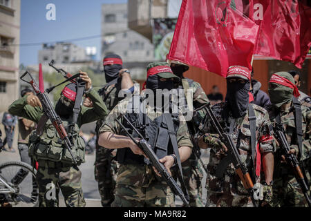 Khan Yunis, im südlichen Gazastreifen. 31 Mär, 2018. Palästinensische militante aus der Demokratischen Front für die Befreiung Palästinas (DFLP) Teilnahme an der Beerdigung von palästinensischen Abdul Qader Al-Hawajri, 38, die einen Tag früher während der Auseinandersetzungen mit der israelischen Sicherheitskräfte in der Nähe der Grenzen getötet wurde, in Deir al-Balah, zentralen Gazastreifen, 31. März 2018. Foto: Quelle: dpa Picture alliance/Alamy leben Nachrichten Stockfoto