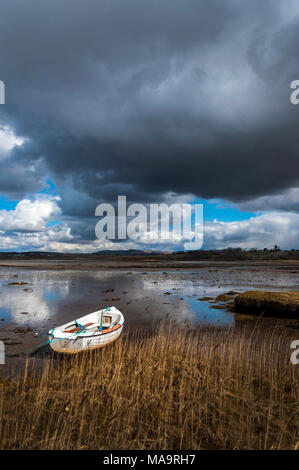 Ardara, County Donegal, Irland Wetter. 31. März 2018. Dramatische stormclouds sammeln über die Westküste Dorf an einem Tag von schweren Duschen und Sonnenschein. Foto: Richard Wayman Credit: Richard Wayman/Alamy leben Nachrichten Stockfoto