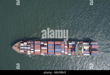 Hong Kong, New Territories, Hong Kong. 30 Mär, 2018. Container schiff auf den Hafen von Hong Kong. Hong Kong Containerterminals ist die Sechste geschäftigsten Containerhafen der Welt. Es waren mehr als 20 Millionen TEU umgeschlagen in 2017. Credit: Miguel Candela/SOPA Images/ZUMA Draht/Alamy leben Nachrichten Stockfoto