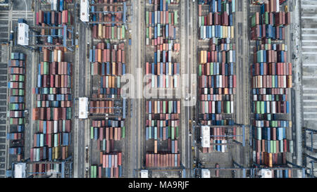 Hong Kong, New Territories, Hong Kong. 30 Mär, 2018. Luftaufnahme von Container Terminal in Hong Kong. Hong Kong Containerterminals ist die Sechste geschäftigsten Containerhafen der Welt. Es waren mehr als 20 Millionen TEU umgeschlagen in 2017. Credit: Miguel Candela/SOPA Images/ZUMA Draht/Alamy leben Nachrichten Stockfoto