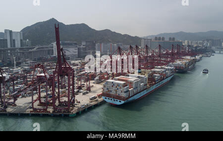 Hong Kong, New Territories, Hong Kong. 30 Mär, 2018. Luftaufnahme von Container Terminal in Hong Kong. Hong Kong Containerterminals ist die Sechste geschäftigsten Containerhafen der Welt. Es waren mehr als 20 Millionen TEU umgeschlagen in 2017. Credit: Miguel Candela/SOPA Images/ZUMA Draht/Alamy leben Nachrichten Stockfoto