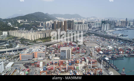 Hong Kong, New Territories, Hong Kong. 30 Mär, 2018. Luftaufnahme von Container Terminal in Hong Kong. Hong Kong Containerterminals ist die Sechste geschäftigsten Containerhafen der Welt. Es waren mehr als 20 Millionen TEU umgeschlagen in 2017. Credit: Miguel Candela/SOPA Images/ZUMA Draht/Alamy leben Nachrichten Stockfoto