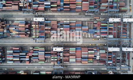 Hong Kong, New Territories, Hong Kong. 30 Mär, 2018. Luftaufnahme von Container Terminal in Hong Kong. Hong Kong Containerterminals ist die Sechste geschäftigsten Containerhafen der Welt. Es waren mehr als 20 Millionen TEU umgeschlagen in 2017. Credit: Miguel Candela/SOPA Images/ZUMA Draht/Alamy leben Nachrichten Stockfoto