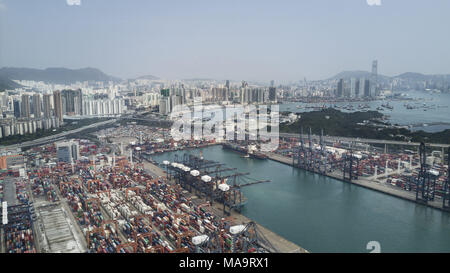 Hong Kong, New Territories, Hong Kong. 30 Mär, 2018. Luftaufnahme von Container Terminal in Hong Kong. Hong Kong Containerterminals ist die Sechste geschäftigsten Containerhafen der Welt. Es waren mehr als 20 Millionen TEU umgeschlagen in 2017. Credit: Miguel Candela/SOPA Images/ZUMA Draht/Alamy leben Nachrichten Stockfoto