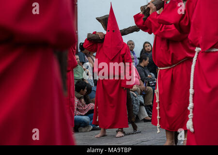 Querétaro, Mexiko, 31. Feb 2018. Vermummte Büßer während der Prozession der Stille durch die Straßen am Karfreitag während der Heiligen Woche März 30, 2018 in Querétaro, Mexiko. Die Büßer, bekannt als Nazarener, schwer tragen, Kreuze und Ketten ziehen an einem vierstündigen März den Schmerz zu erleben und Leiden während der Passion Christi. Credit: Planetpix/Alamy leben Nachrichten Stockfoto