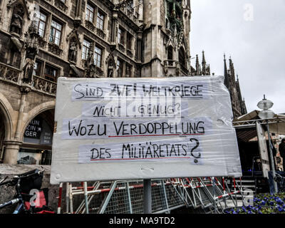 München, Bayern, Deutschland. 31 Mär, 2018. Die Bürger der Stadt München, Deutschland, zusammen mit zahlreichen Organisationen, gemeinsam für die jährlichen Ostermarsch (ostermarsch), bei der es sich im Wesentlichen um eine Fortsetzung der Proteste, die stattfinden, während der Münchner Sicherheitskonferenz (SiKo). Credit: ZUMA Press, Inc./Alamy Live News Credit: ZUMA Press, Inc./Alamy leben Nachrichten Stockfoto