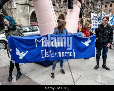 München, Bayern, Deutschland. 31 Mär, 2018. Die Bürger der Stadt München, Deutschland, zusammen mit zahlreichen Organisationen, gemeinsam für die jährlichen Ostermarsch (ostermarsch), bei der es sich im Wesentlichen um eine Fortsetzung der Proteste, die stattfinden, während der Münchner Sicherheitskonferenz (SiKo). Credit: ZUMA Press, Inc./Alamy Live News Credit: ZUMA Press, Inc./Alamy leben Nachrichten Stockfoto