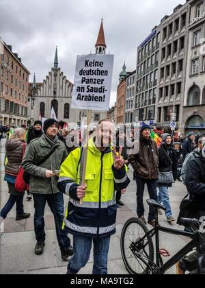 München, Bayern, Deutschland. 31 Mär, 2018. Die Bürger der Stadt München, Deutschland, zusammen mit zahlreichen Organisationen, gemeinsam für die jährlichen Ostermarsch (ostermarsch), bei der es sich im Wesentlichen um eine Fortsetzung der Proteste, die stattfinden, während der Münchner Sicherheitskonferenz (SiKo). Credit: ZUMA Press, Inc./Alamy Live News Credit: ZUMA Press, Inc./Alamy leben Nachrichten Stockfoto