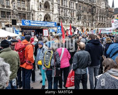 München, Bayern, Deutschland. 31 Mär, 2018. Die Bürger der Stadt München, Deutschland, zusammen mit zahlreichen Organisationen, gemeinsam für die jährlichen Ostermarsch (ostermarsch), bei der es sich im Wesentlichen um eine Fortsetzung der Proteste, die stattfinden, während der Münchner Sicherheitskonferenz (SiKo). Credit: ZUMA Press, Inc./Alamy Live News Credit: ZUMA Press, Inc./Alamy leben Nachrichten Stockfoto