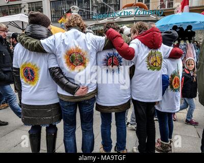 München, Bayern, Deutschland. 31 Mär, 2018. Die Bürger der Stadt München, Deutschland, zusammen mit zahlreichen Organisationen, gemeinsam für die jährlichen Ostermarsch (ostermarsch), bei der es sich im Wesentlichen um eine Fortsetzung der Proteste, die stattfinden, während der Münchner Sicherheitskonferenz (SiKo). Credit: ZUMA Press, Inc./Alamy Live News Credit: ZUMA Press, Inc./Alamy leben Nachrichten Stockfoto