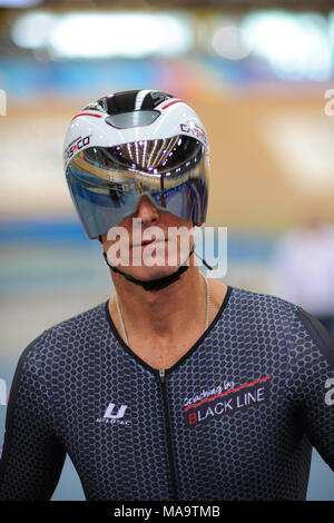 London, UK, 31. März 2018. Ein Reiter aus schwarzen Linie Cycle Club tragen eine reflektierende Helm bei vollem Gas Karfreitag Titel Radfahren Treffen, Lee Valley VeloPark, London, UK. rack Radfahren Schauplatz für die London 2012 Gam Credit: Michael Preston/Alamy leben Nachrichten Stockfoto