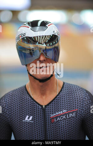 London, UK, 31. März 2018. Ein Reiter aus schwarzen Linie Cycle Club tragen eine reflektierende Helm bei vollem Gas Karfreitag Titel Radfahren Treffen, Lee Valley VeloPark, London, UK. rack Radfahren Schauplatz für die London 2012 Gam Credit: Michael Preston/Alamy leben Nachrichten Stockfoto