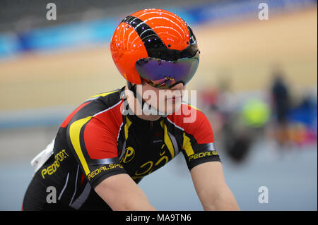 London, UK, 31. März 2018. Eine junge Reiter tragen eine reflektierende Helm Aufwärmen bei vollem Gas Karfreitag Titel Radfahren Treffen, Lee Valley VeloPark, London, UK. rack Radfahren Schauplatz für die Spiele 2012 in London und hat Kredit: Michael Preston/Alamy leben Nachrichten Stockfoto