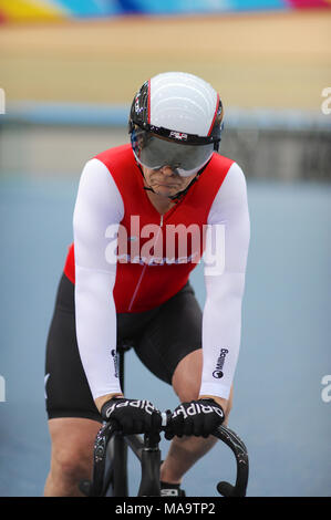 London, UK, 31. März 2018. Ein Reiter tragen eine reflektierende Helm Grimasse, als er zu den vollen Gas Karfreitag Titel Radfahren Treffen, Lee Valley VeloPark, London, UK. rack Radfahren Schauplatz für die Spiele 2012 in London Quelle: Michael Preston/Alamy Leben Nachrichten erwärmt. Stockfoto