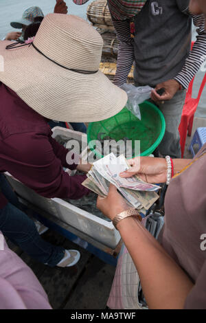 Krong Kaeb, Kep Provinz, Kambodscha, 31. März 2018. Frau kaufen frisch und live crabsat die Krabbe Markt Credit: David GABIS/Alamy leben Nachrichten Stockfoto