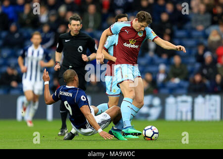 West Bromwich, UK, 31. März 2018. James Tarkowski von Burnley packt Jose Salomon Rondon von West Bromwich Albion (l). Premier League match, West Bromwich Albion v Burnley in West Bromwich Stadion in West Bromwich am Samstag, den 31. März 2018. Dieses Bild darf nur für redaktionelle Zwecke verwendet werden. Nur die redaktionelle Nutzung, eine Lizenz für die gewerbliche Nutzung erforderlich. Keine Verwendung in Wetten, Spiele oder einer einzelnen Verein/Liga/player Publikationen. Pic von Paul Roberts/Andrew Orchard sport Fotografie/Alamy leben Nachrichten Stockfoto