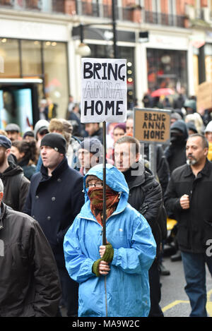 Die Oxford Street, London, UK. 31. März 2018. Durch London marschierenden Demonstranten protestieren gegen die türkische Invasion von Afrin in Syrien. Sie fordern auch die Rückkehr der Körper der Britischen YPJ volunteer Anna Campbell Credit: Matthew Chattle/Alamy leben Nachrichten Stockfoto